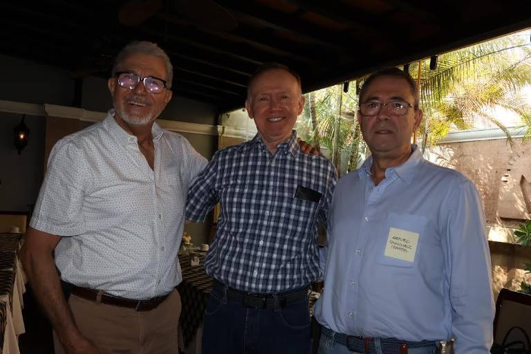 Después de 50 años, ex alumnos de la Preparatoria Cervantes disfrutan de grato reencuentro