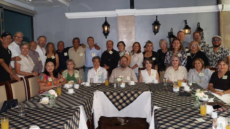 Después de 50 años, ex alumnos de la Preparatoria Cervantes disfrutan de grato reencuentro
