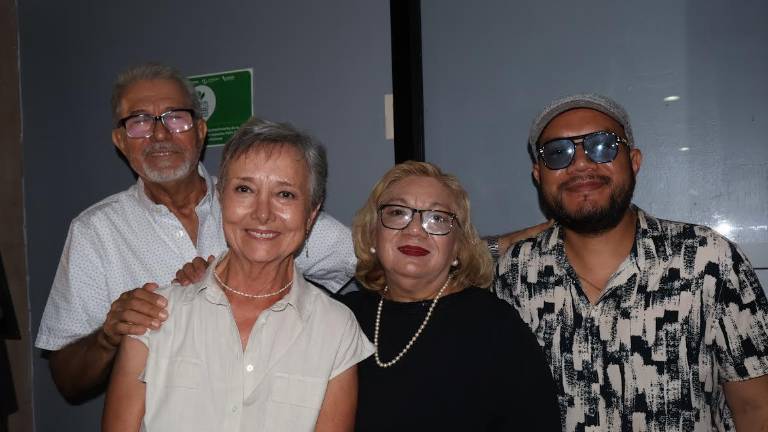 Después de 50 años, ex alumnos de la Preparatoria Cervantes disfrutan de grato reencuentro