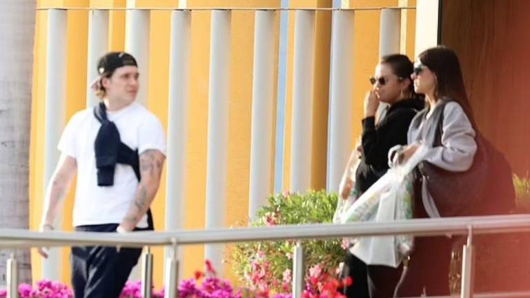 Selena Gomez llegó acompañada Nicola Peltz y Brooklyn Beckham.
