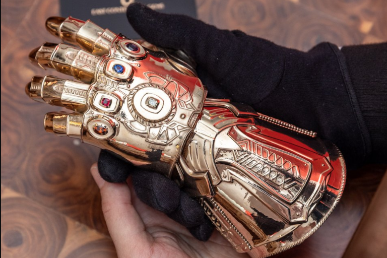 Crean réplica del ‘Guante del Infinito’ de Thanos con gemas de oro