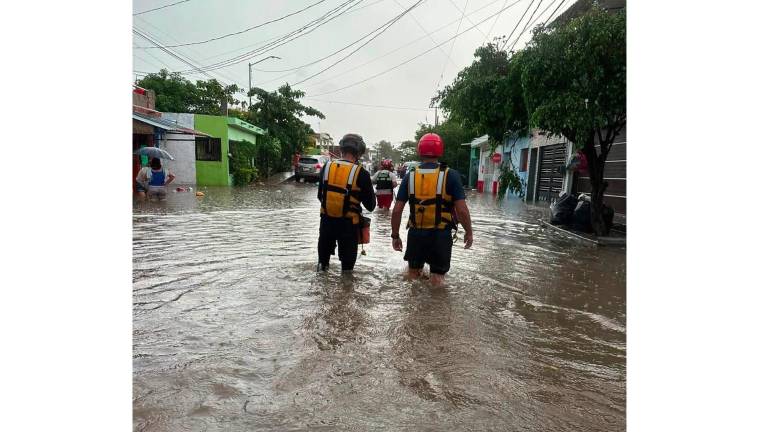 Personal de Bomberos invitó a la población a no intentar cruzar calles o avenidas inundadas, aun cuando el nivel del agua parezca bajo.
