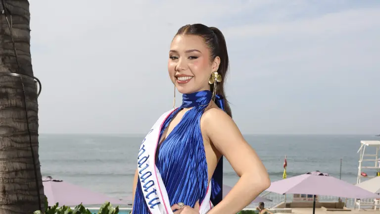 Andrea Elizabeth García Navarro regresa a la contienda con la porra Azul Cielo para buscar la corona del Carnaval de Mazatlán 2026.