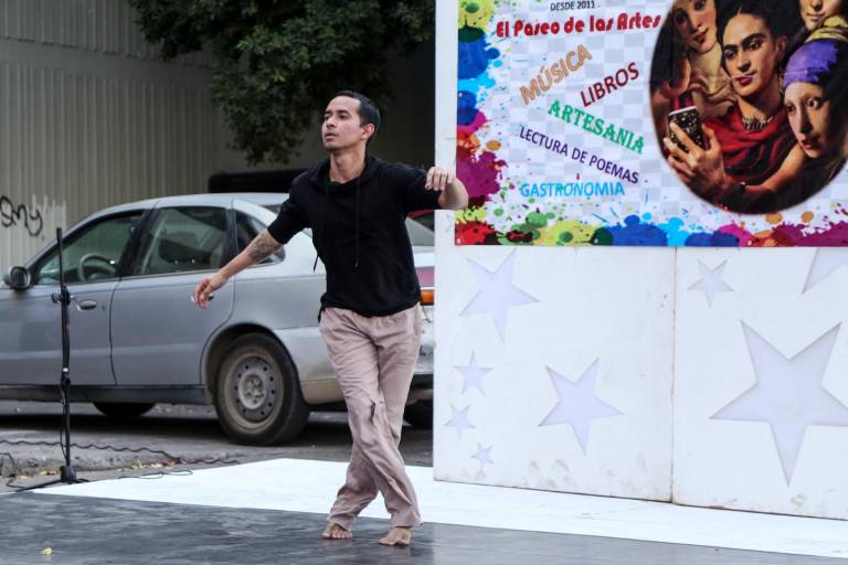 Disfrutan la danza contemporánea en el Paseo de las Artes