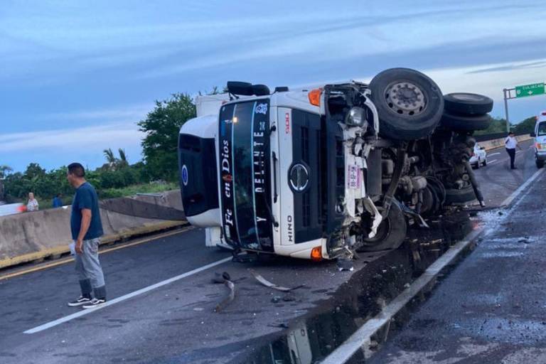 Torton vuelca en la Autopista Mazatlán-Culiacán; el conductor resulta lesionado