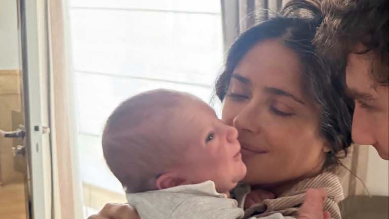 Salma Hayek es una feliz abuela.