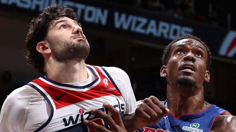 Jalen Duren tuvo un gran juego ofensivo, para aliviar un poco la salida por lesión de Cade Cunningham.