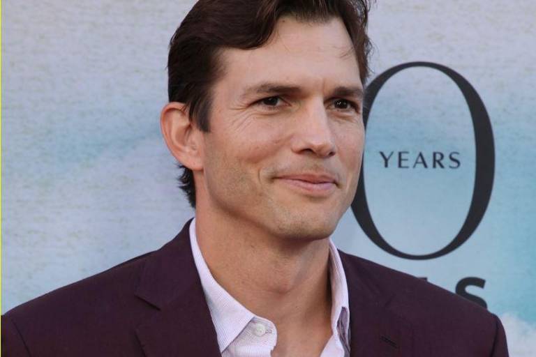 Llora el actor Ashton Kutcher ante los problemas de salud de su hermano gemelo