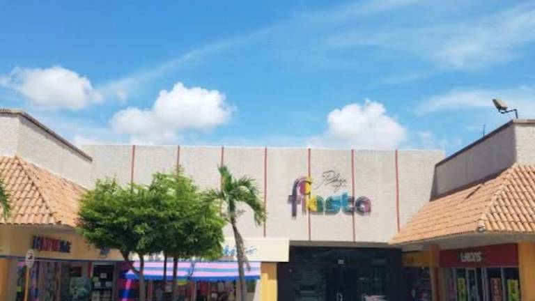 Autoridades y empresarios buscan reubicar a trabajadores tras incendio de plaza comercial en Los Mochis.