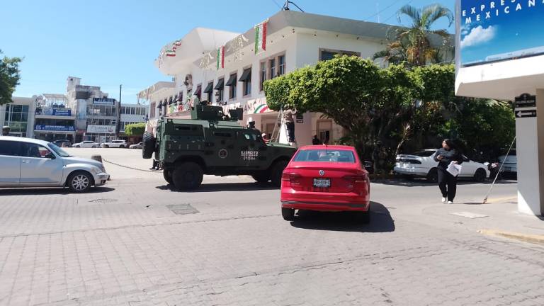 En Palacio Municipal de Mazatlán se mantiene el despliegue de vigilancia tras el ataque contra el coordinador municipal de Protección Civil.