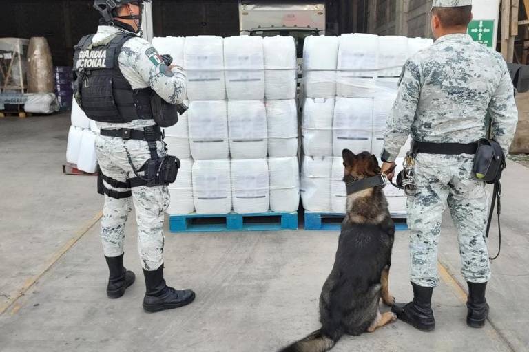Aseguran en Sinaloa bidones con 800 litros de aparente metanfetamina