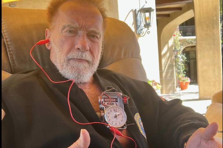 Arnold Schwarzenegger muestra su marcapasos, tras pasar por el quirófano