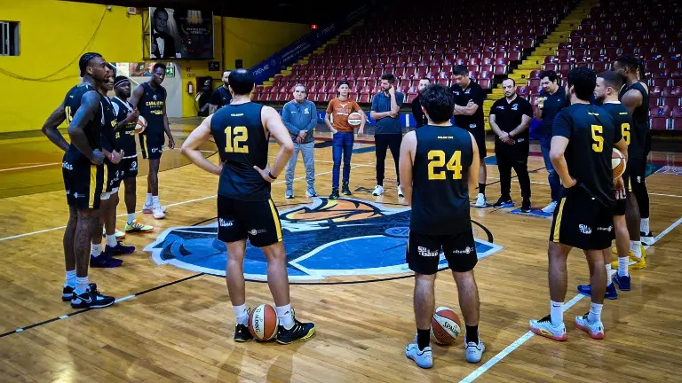 Caballeros combinó trabajo de gimnasio por la mañana y práctica nocturna en cancha.