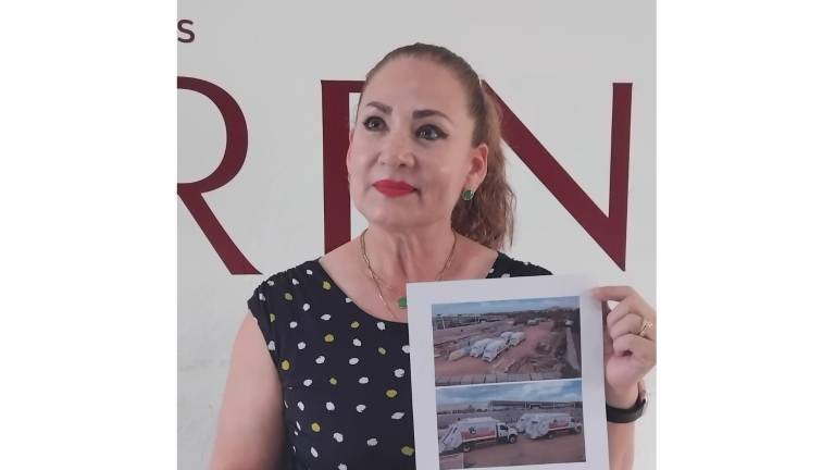 Maribel Chollet mostró las fotografías de los camiones ya rotulados.
