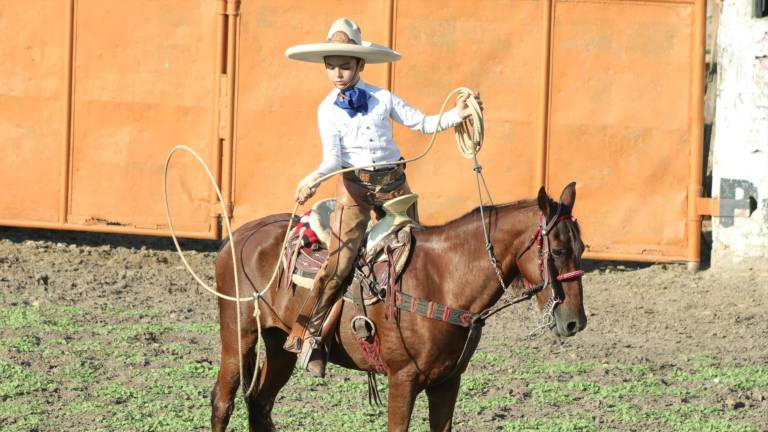 Los pequeños realizan diversas suertes con la soga.