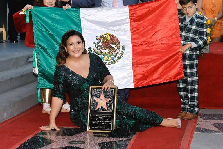 Recibe Angélica Vale su estrella en el Paseo de la Fama, en Hollywood