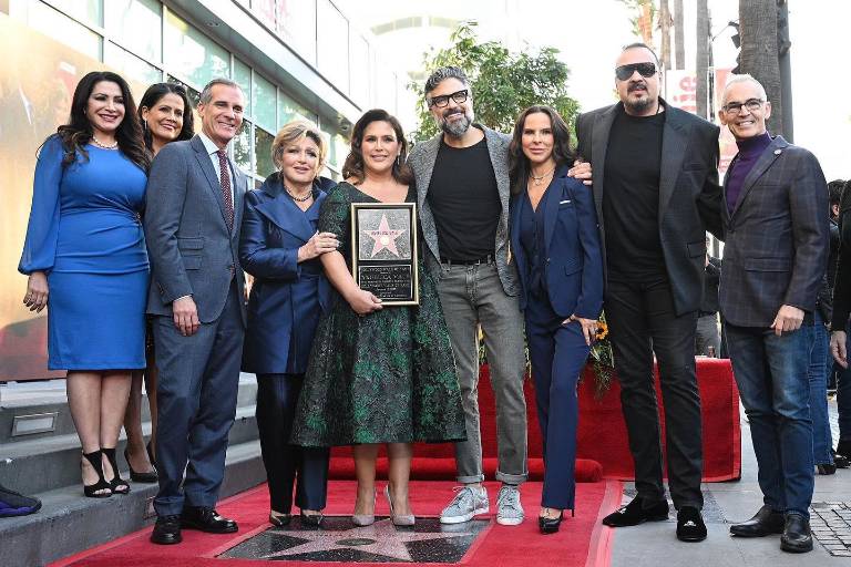 Recibe Angélica Vale su estrella en el Paseo de la Fama, en Hollywood