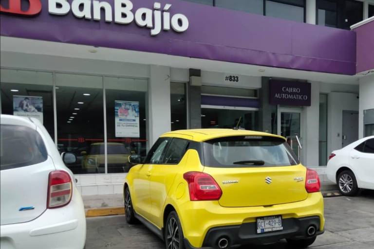 Despojan de $200 mil a un cuentahabiente en el interior de un banco, en Culiacán