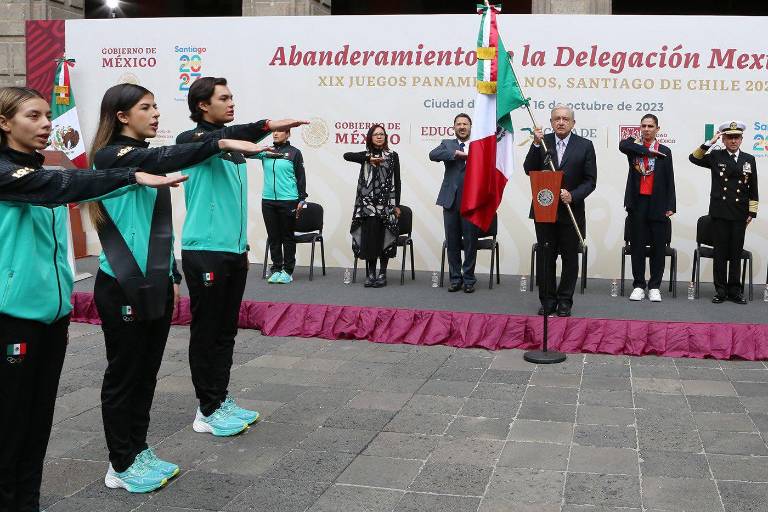 Andrés Manuel López Obrador encabeza abanderamiento de la delegación mexicana que irá a los Panamericanos
