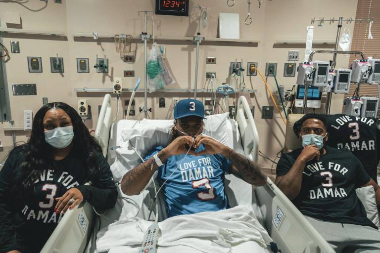 Damar Hamlin es dado de alta del hospital tras sufrir paro cardiaco