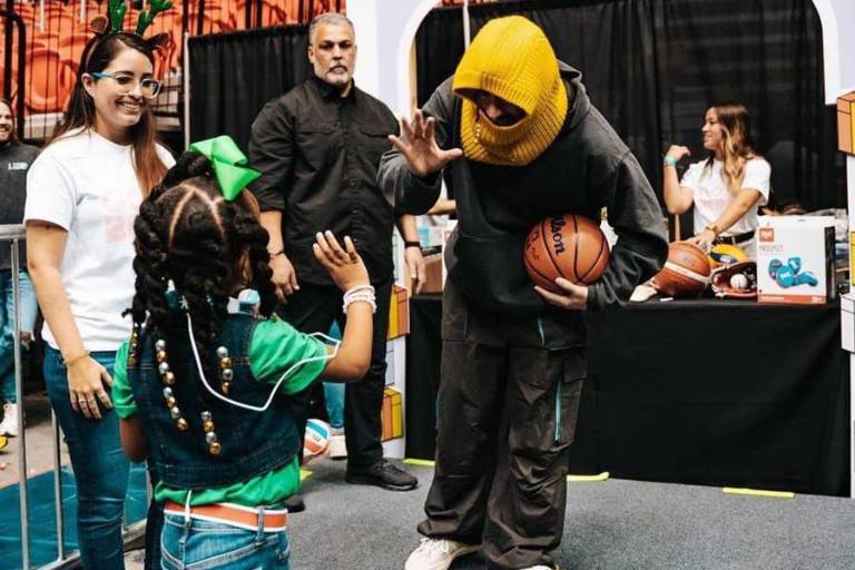 Bad Bunny lleva alegría a más de 25 mil niños en Puerto Rico