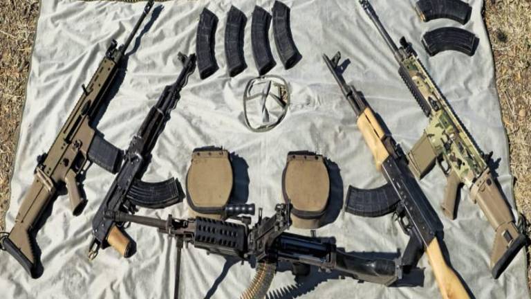 Arsenal asegurado por el Ejército en La Vainilla incluye una ametralladora y equipo táctico.