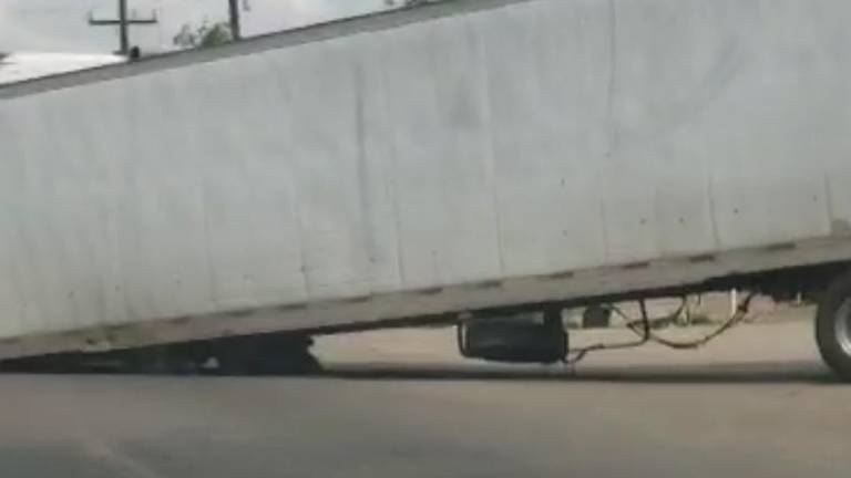 Algunos agentes de seguridad tuvieron que desviar la circulación para evitar que se accidentaran contra la caja.