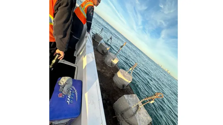 La colocación de boyas alineadas que hizo personal de Capitanía de puerto busca proteger a los bañistas de embarcaciones y les advierte sobre peligros como rocas o bajos fondos.