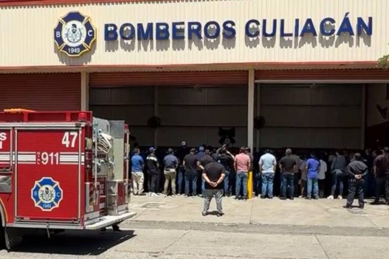 Bomberos de Culiacán despiden con caravana a compañero asesinado