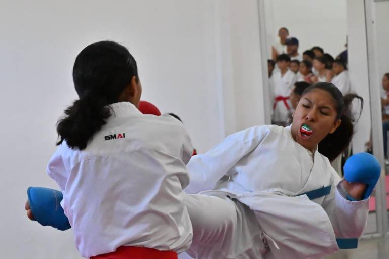 Definen en Mazatlán representativo municipal de karate con grandes combates