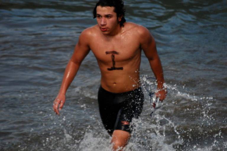 Mercado y Díaz dominan las aguas en Copa Independencia de Natación