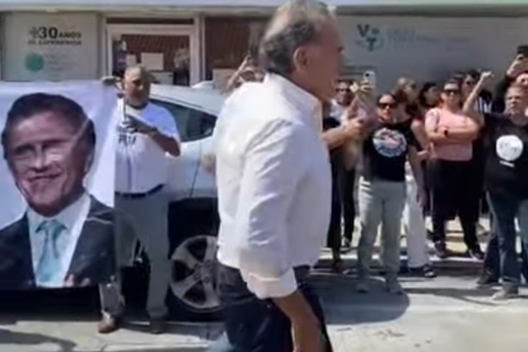 ‘¡Traidor, te vendiste al dictador!’, gritan a Yunes padre, en Veracruz; le lanzan monedas