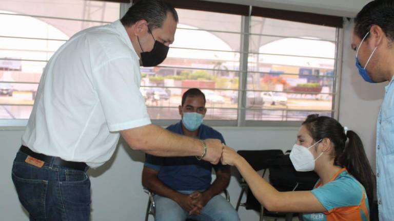 Jorge Palomino Rodríguez saluda a Yenifer Rodríguez.