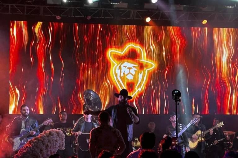 Canelo festeja los 15 años de su hija con Grupo Firme y Carín León