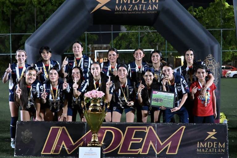 Se corona Panteras campeonas en la Liga de Futbol Libre Femenil de la Esmeralda
