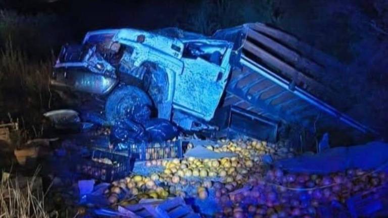 Tres personas resultan lesionadas tras salida de camino de camión con frutas en Valle del Carrizo.