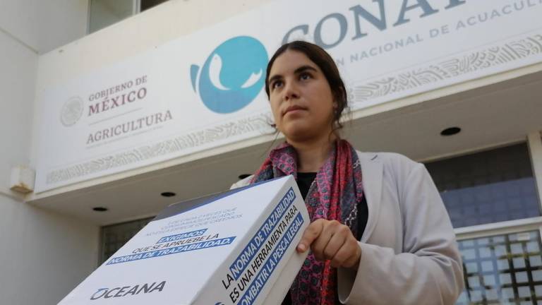Mariana Aziz, directora de Transparencia de Oceana, acude a Conapesca a entregar las firmas para que se apruebe la Norma de Trazabilidad de Pescados y Mariscos.
