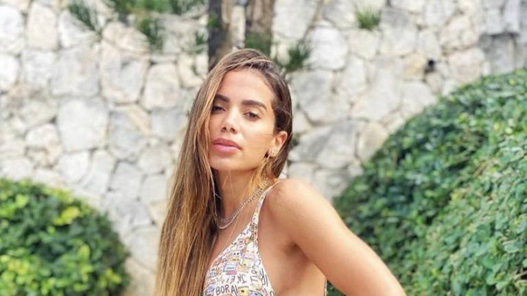 Anitta responde a comentarios machistas de Arcángel en redes sociales.
