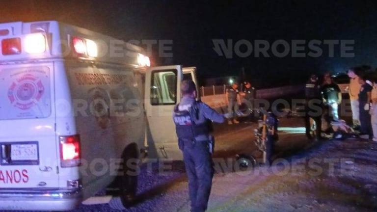 Agentes de seguridad resguardan la zona del percance vial en la carretera Internacional de Mazatlán