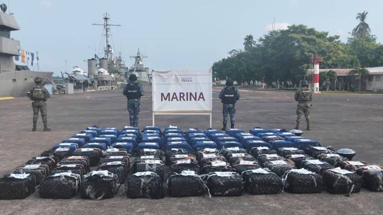 La Marina aseguró 87 bultos con más de 2.5 toneladas de presunta cocaína frente a Michoacán.