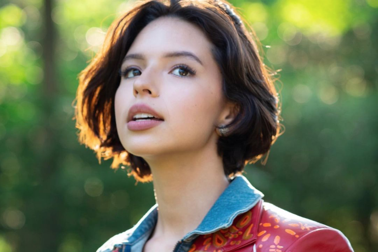 Celebra Ángela Aguilar el amor con ‘Amiga mía’