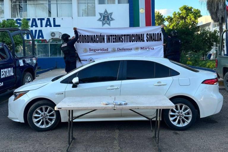 Aseguran vehículo con cargadores y presunta droga en zona rural de Culiacán