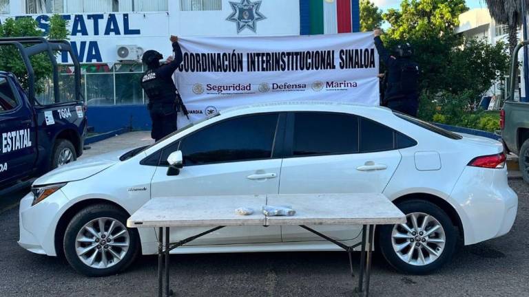 El vehículo fue localizado abandonado con cargadores y hierba verde en su interior.