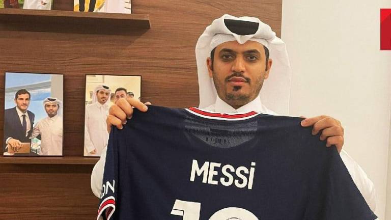 El Jeque Khalifa bin Hamad Al Thani muestra un jersey del PSG con el número 10 y el apellido de Messi.