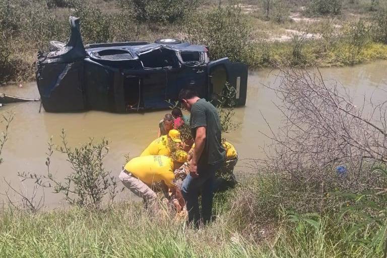 Vuelca unidad que tripulaba familia en carretera a El Caimanero y terminan en canal
