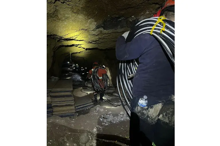 Dentro de la mina se instalaron tres kilómetros de cableado eléctrico, para avanzar en la extracción de agua.