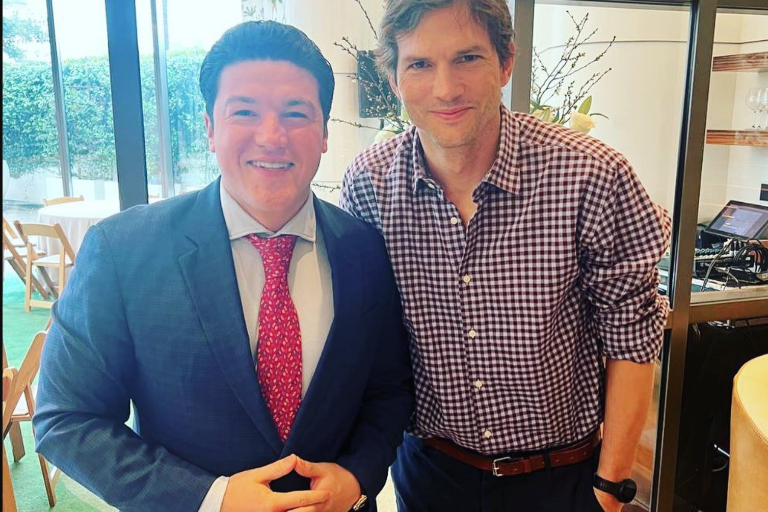 Invita Samuel García al actor Ashton Kutcher a visitar Nuevo León