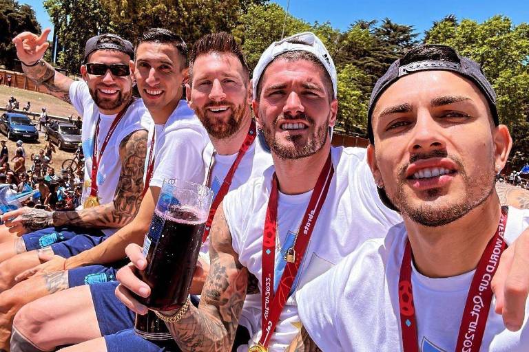 Selección de Argentina inicia caravana de celebración en Buenos Aires