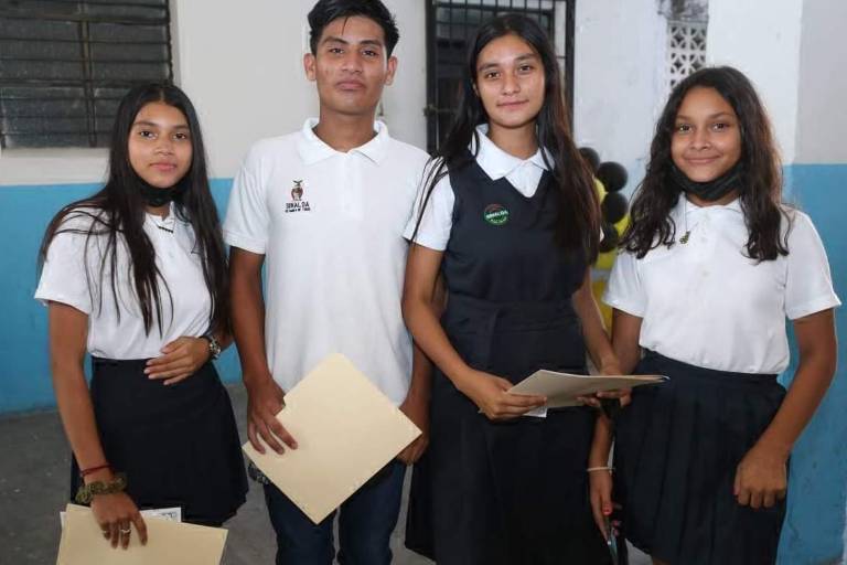 Le dicen adiós a la secundaria alumnos de la Escuela Nocturna José C.Valadés