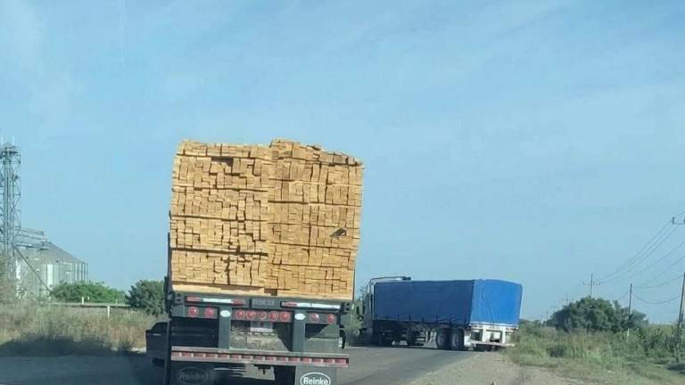 Camiones cerraron la circulación de la Potrerillos-La Cruz; la circulación fue desviada por terracería.
